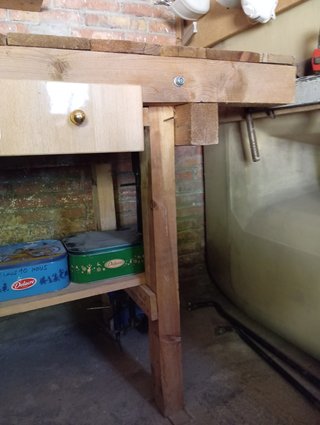 Mesa de trabajo de madera robusta