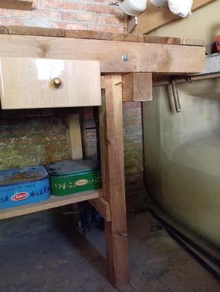 Mesa de trabajo de madera robusta