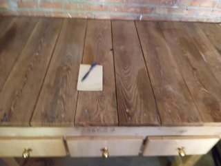 Mesa de trabajo de madera robusta