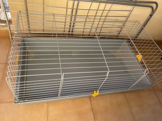 Jaula para conejo gris y amarillo
