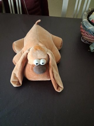 Peluche perro marrón ojos saltones