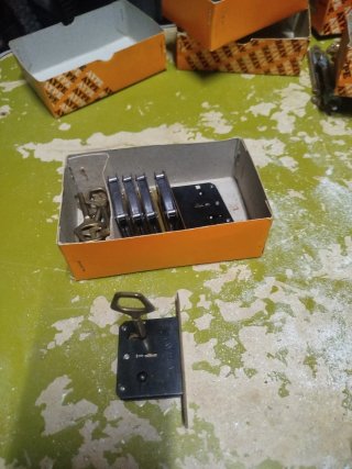 7 Manilla de puerta antigua con llave