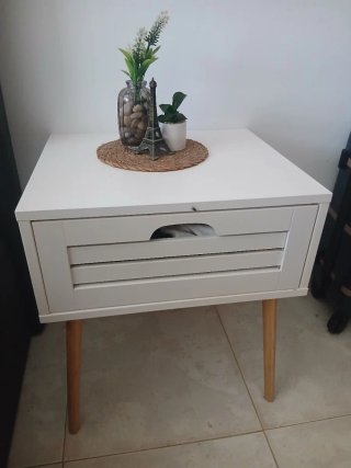 Mesita de noche blanca con patas de madera