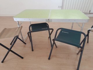 Mesa y 4 taburetes plegables camping