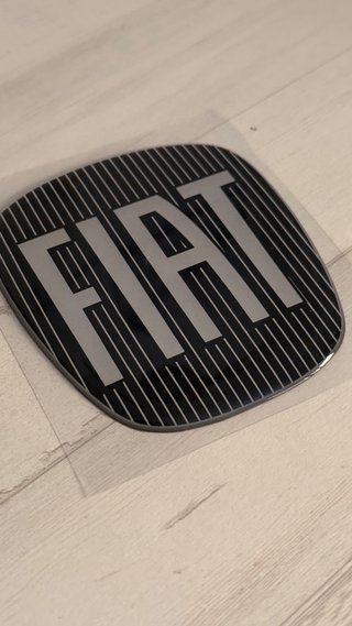 Emblema Resina FIAT Negro/Gris 90x81mm