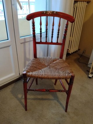 Silla antigua de enea pintada a mano