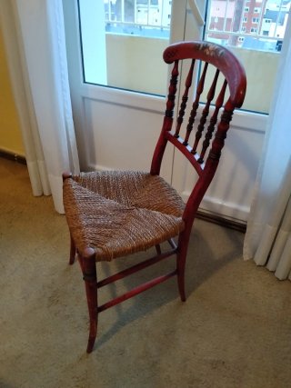 Silla antigua de enea pintada a mano