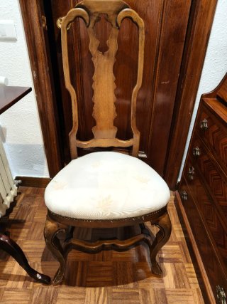 Silla de madera con asiento de tela