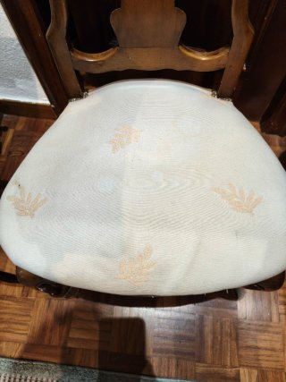 Silla de madera con asiento de tela
