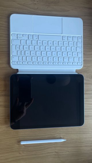 iPad 10ª Gen + Magic Keyboard + Apple pencil.