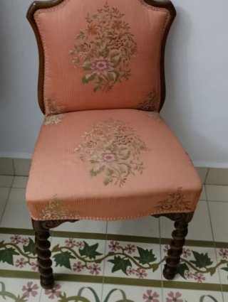 Conjunto de muebles clásico de madera.