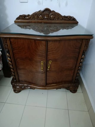 Conjunto de muebles clásico de madera.