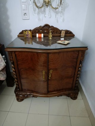 Conjunto de muebles clásico de madera.