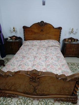 Conjunto de muebles clásico de madera.