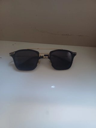Gafas de sol negras y doradas