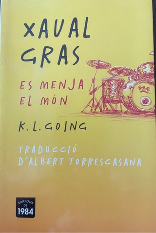Xaval gras es menja el món