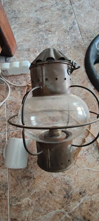 Farol náutico antiguo de cristal y metal