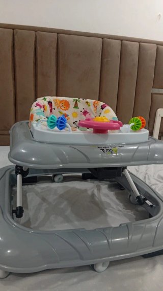 Andador infantil con música y juguetes