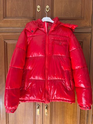 Plumífero rojo brillante charol