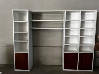 Librería modular blanca y madera