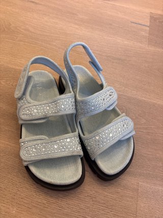 Sandalias azules con pedrería