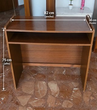 Escritorio de madera marrón