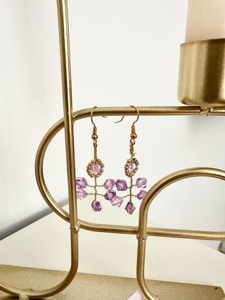 Gargantilla y pendientes lilas con detalles dorado