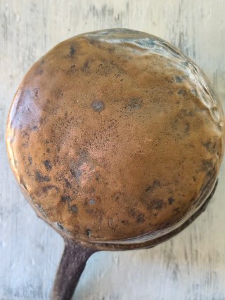 Cazo/olla di rame antico con manico in ferro battuto