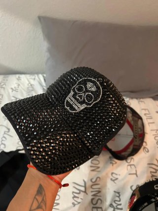 Gorra negra con calavera plateada