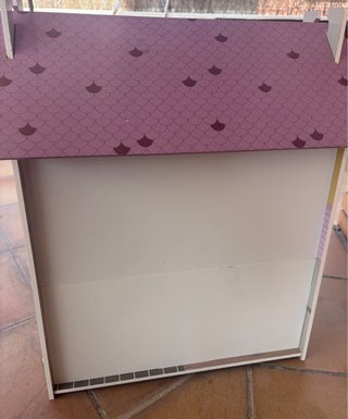 Casa de muñecas con muebles y muñecos