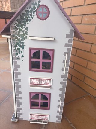 Casa de muñecas con muebles y muñecos