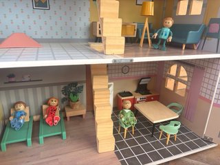 Casa de muñecas con muebles y muñecos
