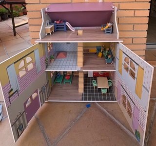 Casa de muñecas con muebles y muñecos