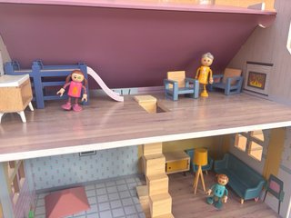 Casa de muñecas con muebles y muñecos