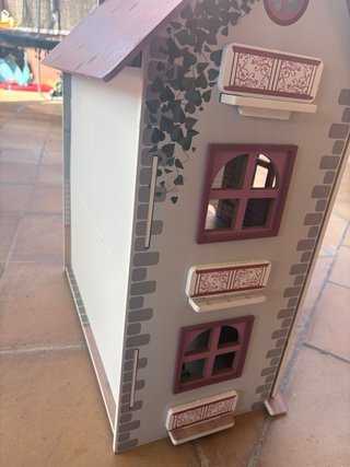 Casa de muñecas con muebles y muñecos