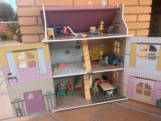 Casa de muñecas con muebles y muñecos