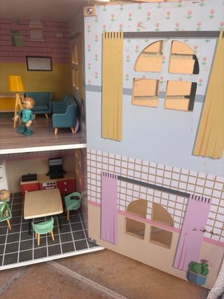 Casa de muñecas con muebles y muñecos