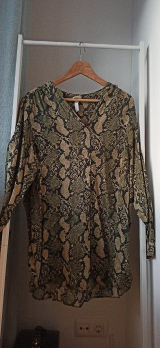 Camisa H&M animal print manga larga. Talla 38