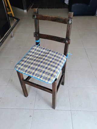Antigua Silla de Madera con Cojín