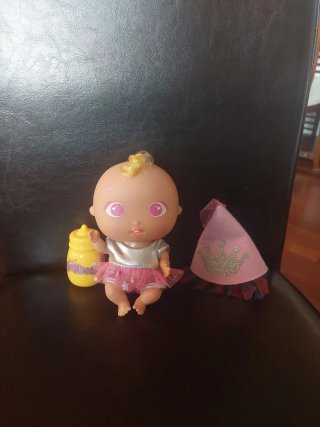Muñeca Bellies con gorro y biberón