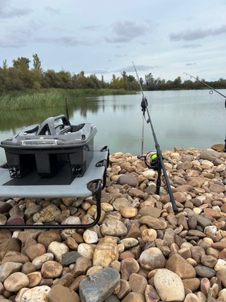 Barco cebador de pesca