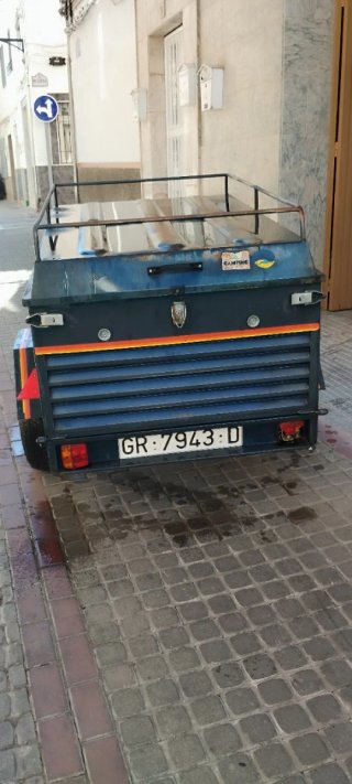 Remolque para coche con rueda de apoyo