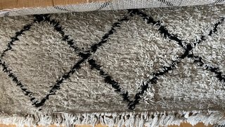 Alfombra de lana beige y negra