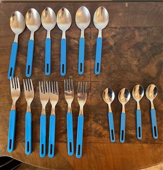 Juego cubiertos azul y plata