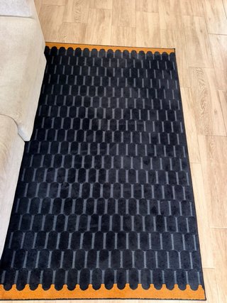 Alfombra azul y naranja con diseño
