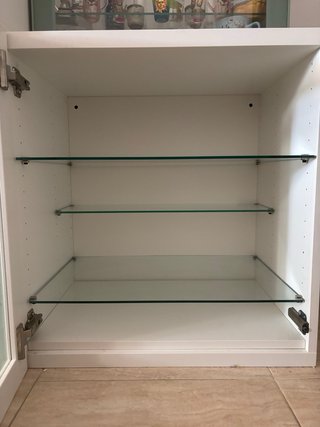 Vitrina expositora de pared blanca y cristal