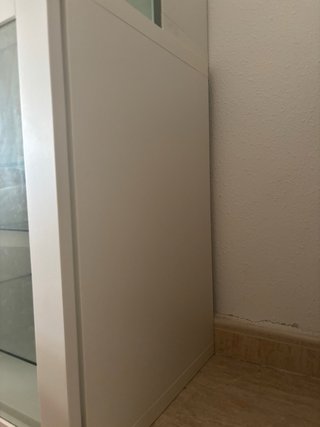 Vitrina expositora de pared blanca y cristal