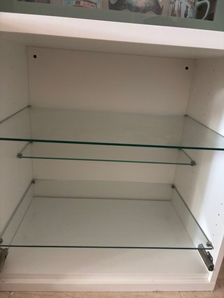 Vitrina expositora de pared blanca y cristal