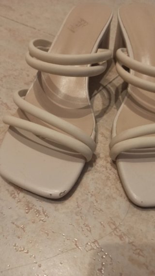 Sandalias de tacón beige