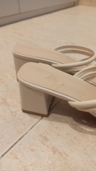 Sandalias de tacón beige